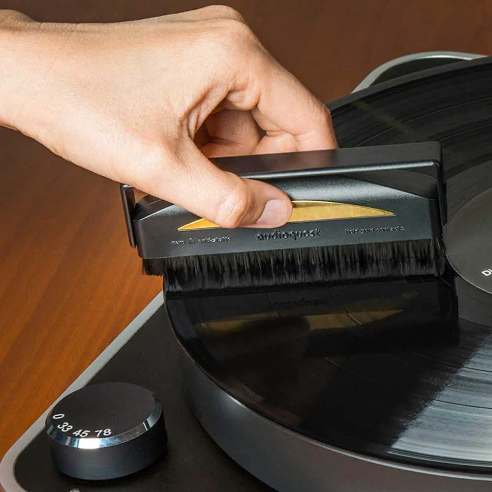 Cleaning vinyl records with household items