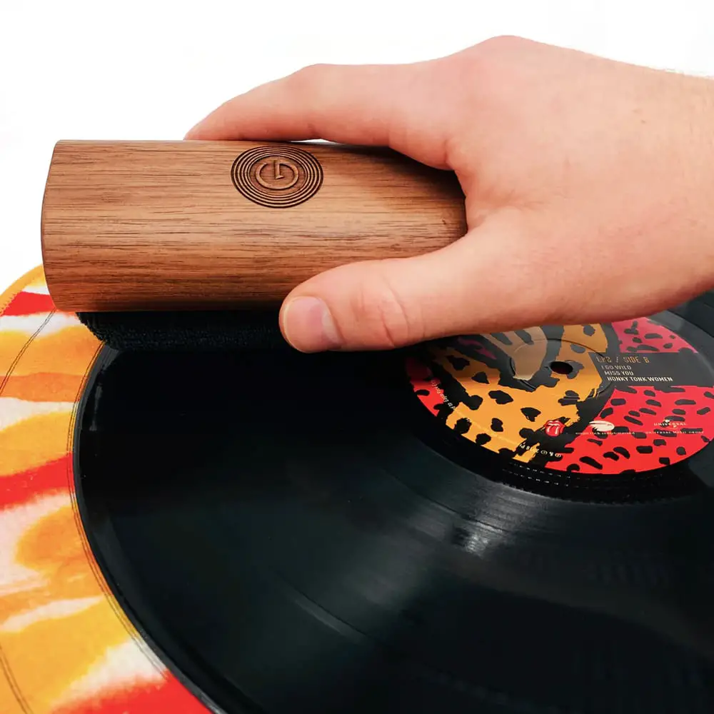 Cleaning vinyl records with household items